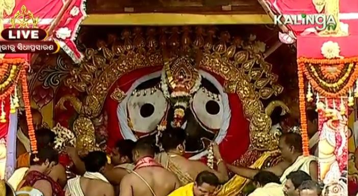 Lakhs of devotees walk in queues to have glimpse of Trinity in ‘Suna Besha’