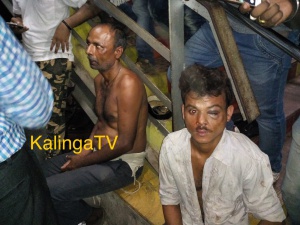 Bajrang Dal Activists stop cow transportation at Bhubaneswar Railway Station