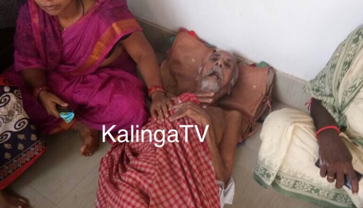 Old man dumped by son, rescued by SHG women
