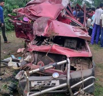 Bolero-truck collision kills four of a family in Dhenkanal