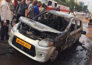 Car-Fire-Rasulgarh-Bhubaneswar