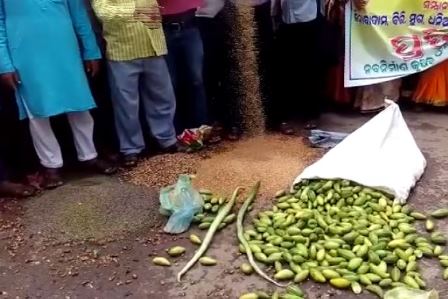 Farmers dump vegetables, pulses on road to pretest distressed sale in Jajpur 