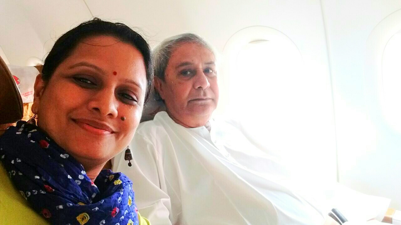 Naveen allows lady to take selfie with him