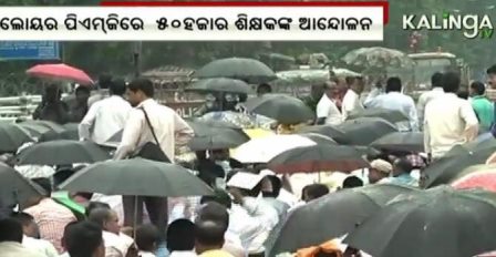 Block grant teachers, lecturers dare rain to sit on dharana on day 2