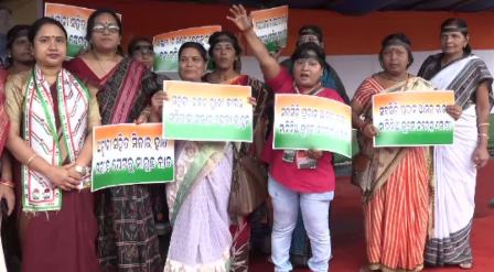 Congress women wing demonstrates against withdrawal of LPG subsidy