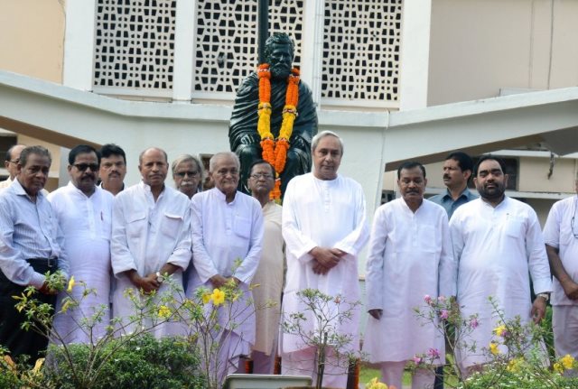 CM offers floral tribute the statue of Gopandhu Das