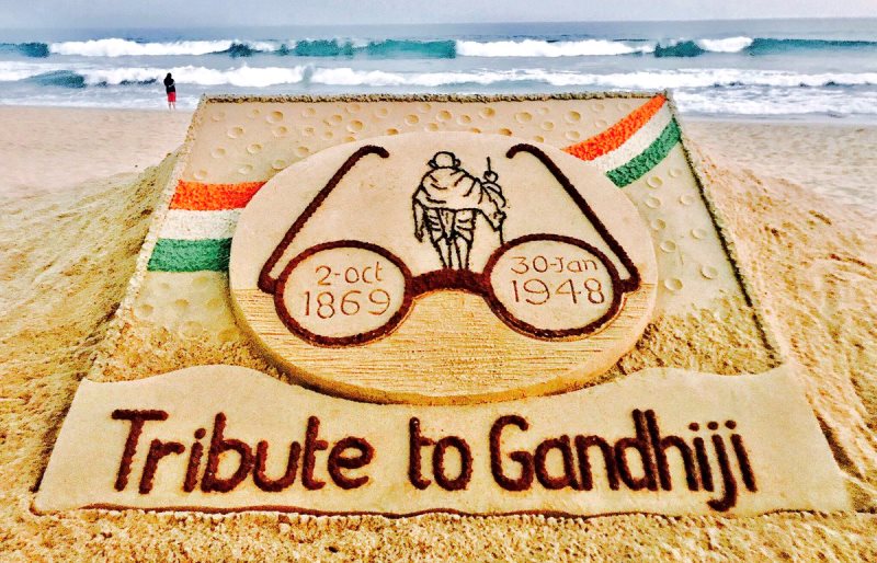 Sudarsan’s Sand Art tribute to Mahatma Gandhi