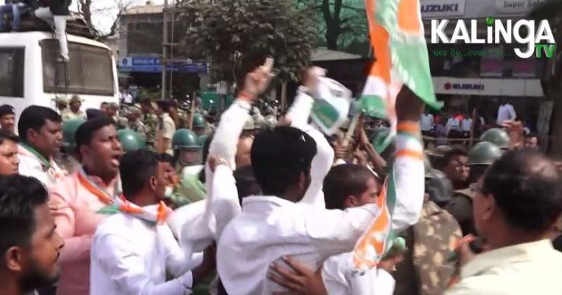 Congress Activists Pelt Eggs At Police while protesting over Kunduli Case