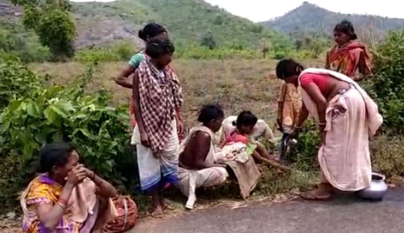 Woman delivers baby on roadside as ambulance fails to reach in Odisha