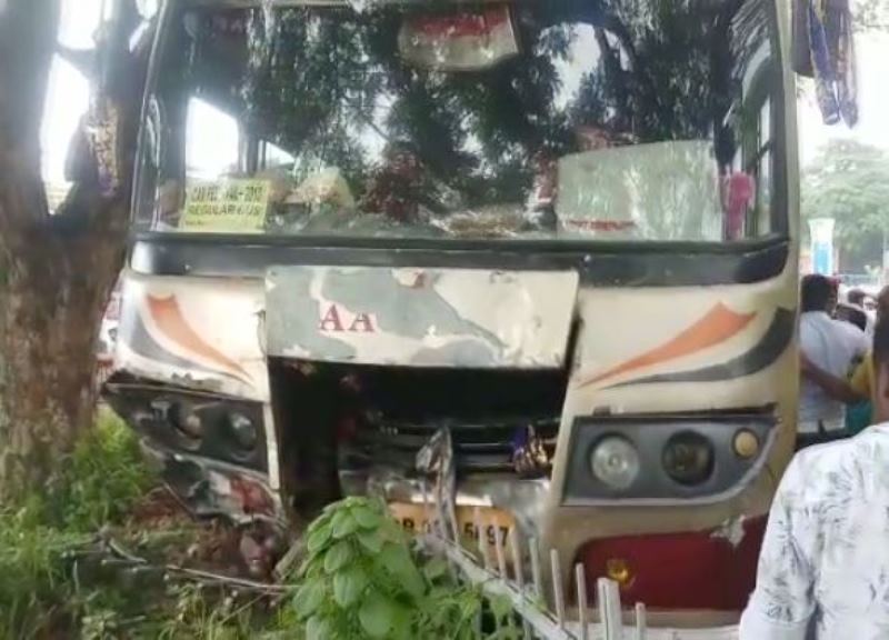 bus ploughs into field in Odisha