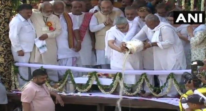 Vajpayee's ashes immersed in Ganges
