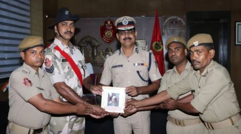 Four police felicitated for helping accident victim in Odisha