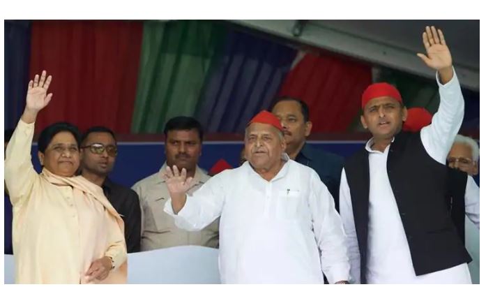 Foes turn friends as Mayawati, Mulayam & Akhilesh share stage