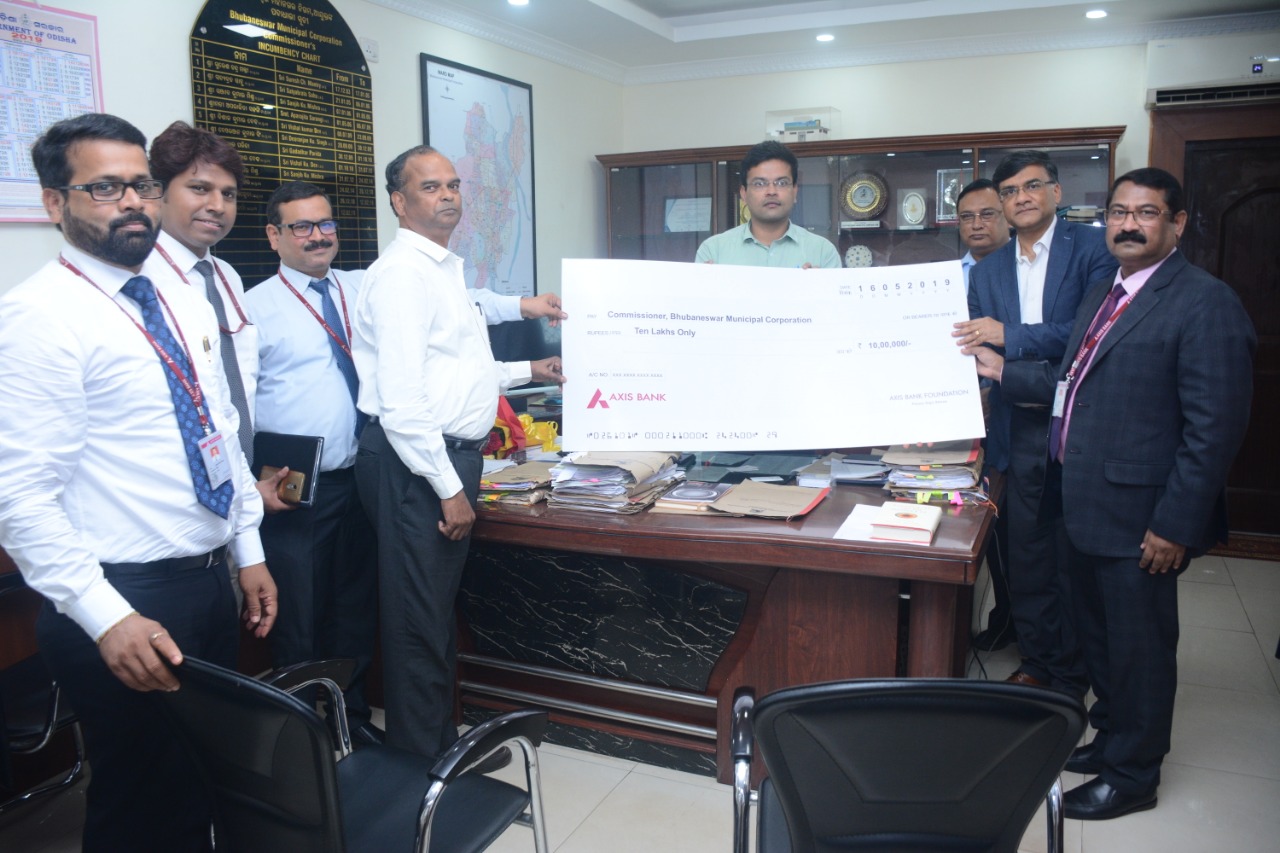 Axis bank donates Rs 10 lakh