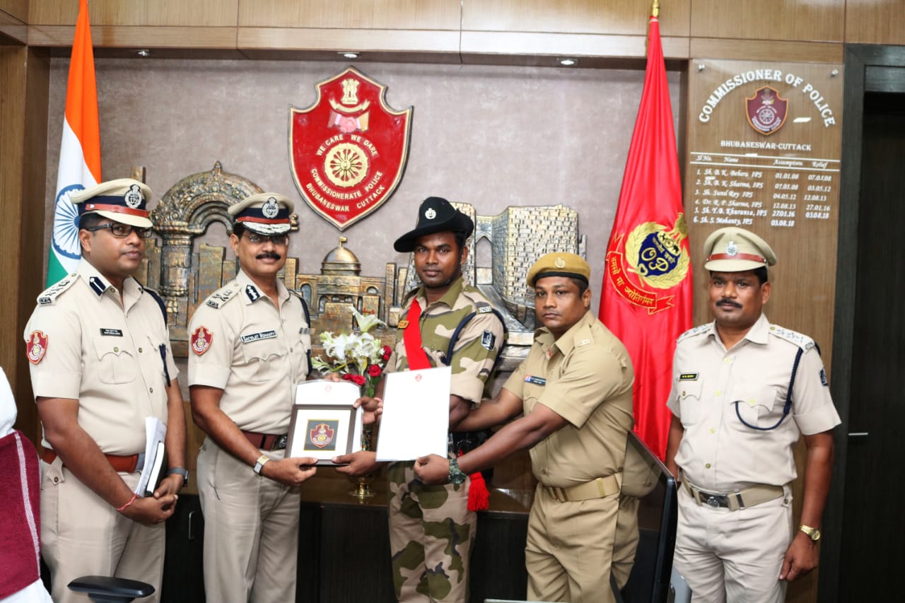 Two Police Personnel Felicitated For Saving The Life Of a Train Passenger