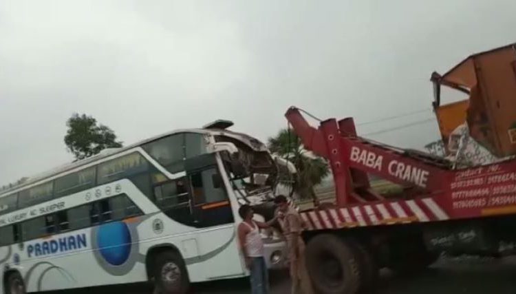 Odisha: Bus hits stationary truck, Leaves 15 devotees injured
