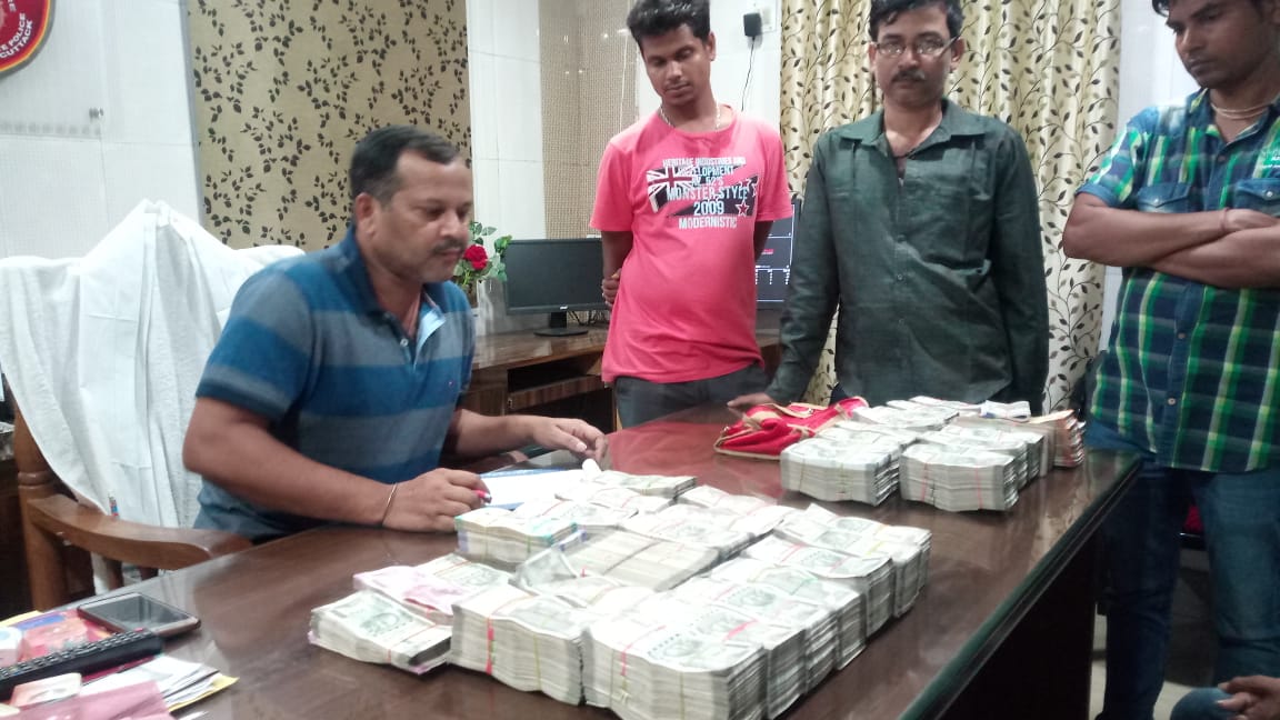 Two Youths Detained With Rs 81 lakh Cash In Cuttack