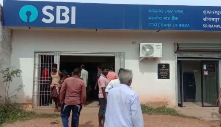 Miscreants In College Uniforms Loot Rs 40 lakh From Bank In Odisha
