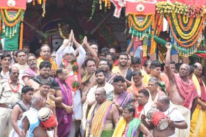 Gajapati King performs the ritual Chherapanhara