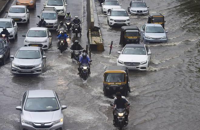Heavy Rains Put Life Out Of Gear in Mumbai