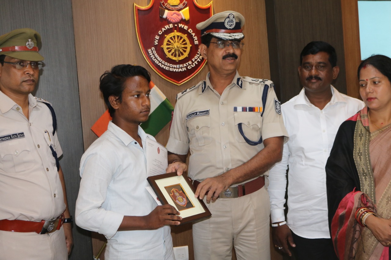 Youth Felicitated For Nabbing Snatchers In Odisha Capital