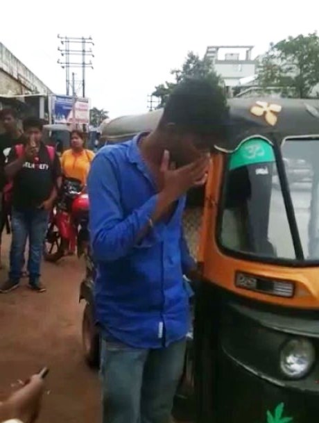 College Girl Thrashes Auto driver With Sandals For Misbehave In Odisha