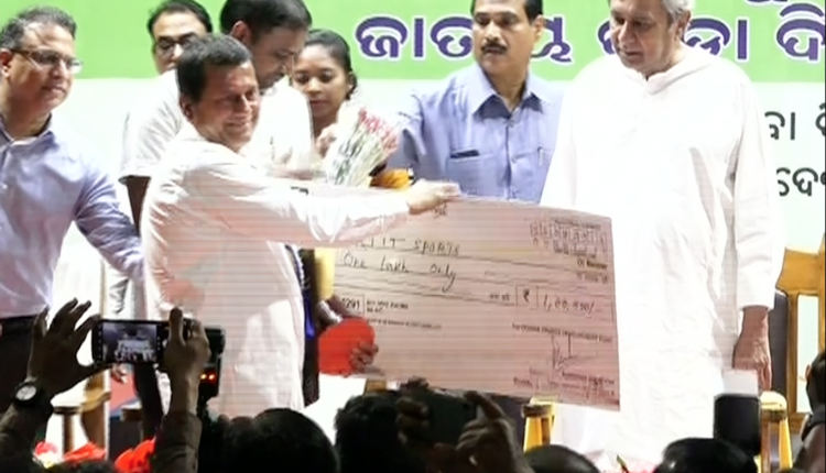Odisha CM gives away Biju Patnaik Sports Awards on National Sports Day