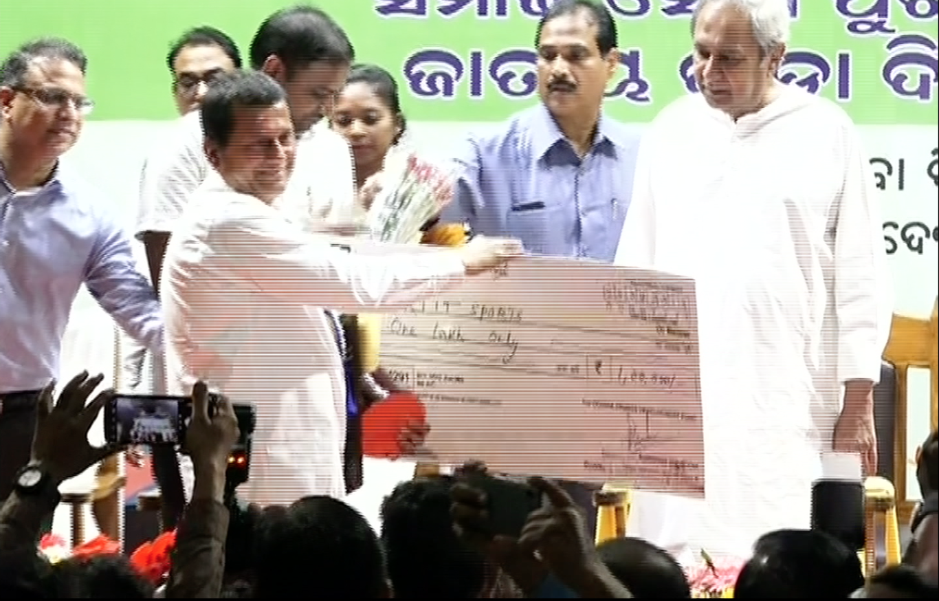 Odisha CM gives away Biju Patnaik Sports Awards on National Sports Day