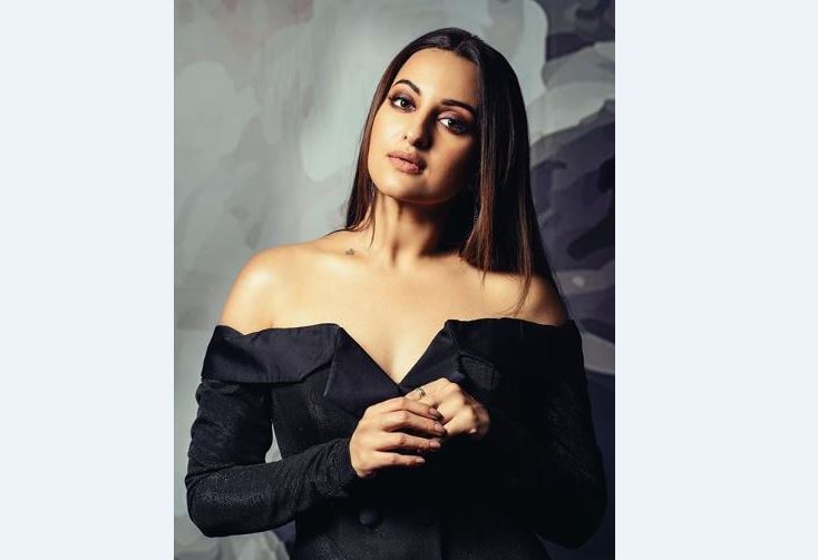 Non Bailable Warrant Issued Against Sonakshi Sinha In Fraud Case