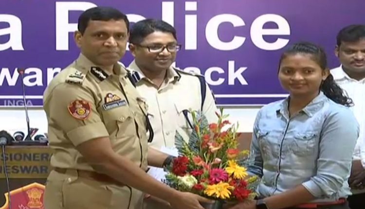 Police Felicitates Girl For Protesting Eve-teasing In Odisha Capital
