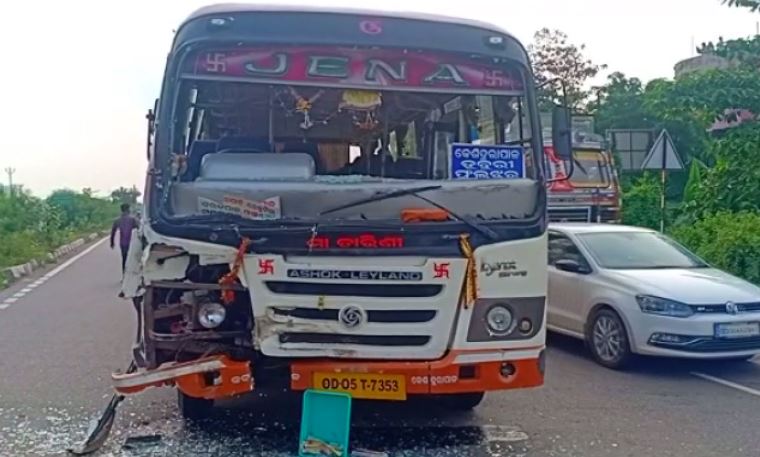 15 Injured In Bus Truck Collision In Choudwar