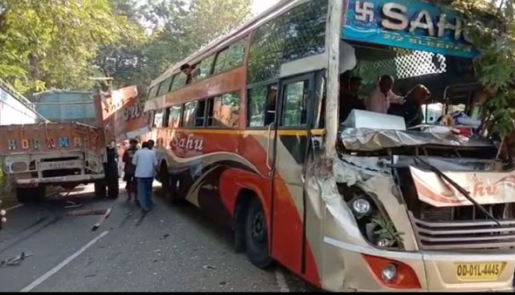 5 critical as bus, truck collide head-on in Nilagiri