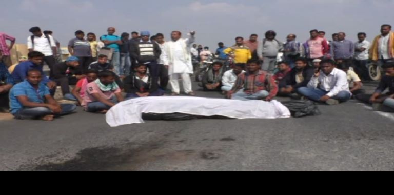 Subarnapur: Locals stage blockade on Mahanadi Bridge after death of Constable in road accident