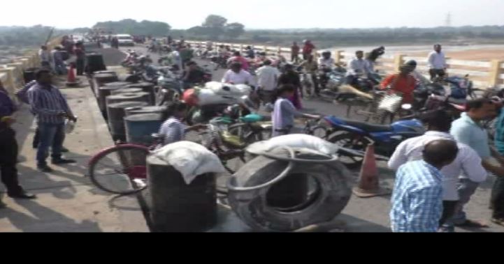 Subarnapur: Locals stage blockade on Mahanadi Bridge after death of Constable in road accident 