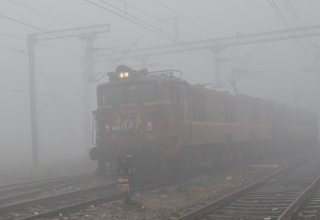Delhi trains fog