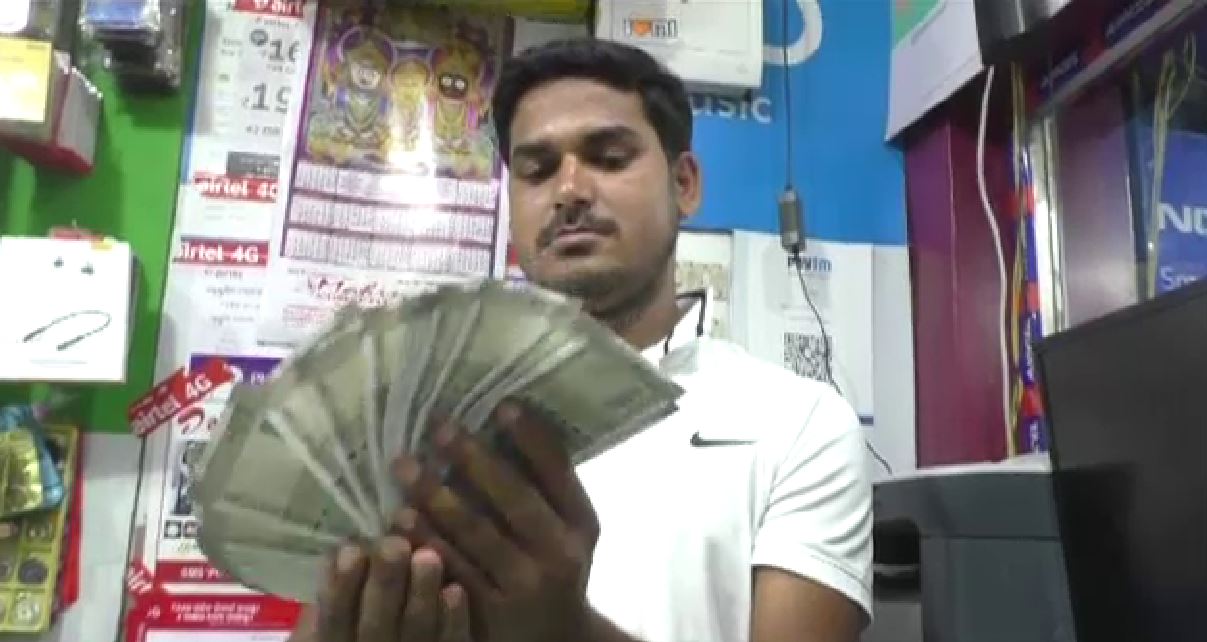 Shop owner wants to return ATM withdrawn Rs 20 000