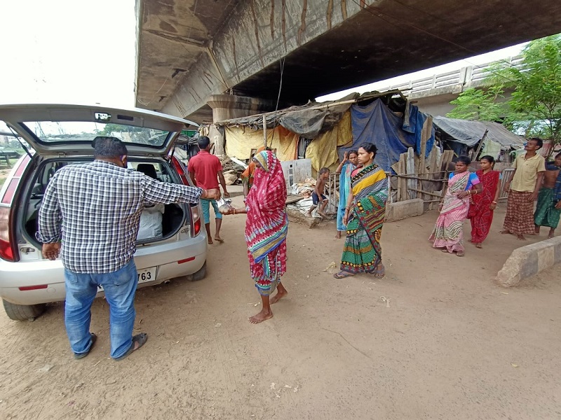 BMC provides cooked food to needy persons in Bhubaneswar