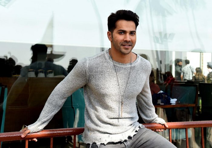 Bawaal | Bawaal promotions: Varun Dhawan and Janhvi Kapoor sign autographs,  pose for pictures in Dubai - Telegraph India