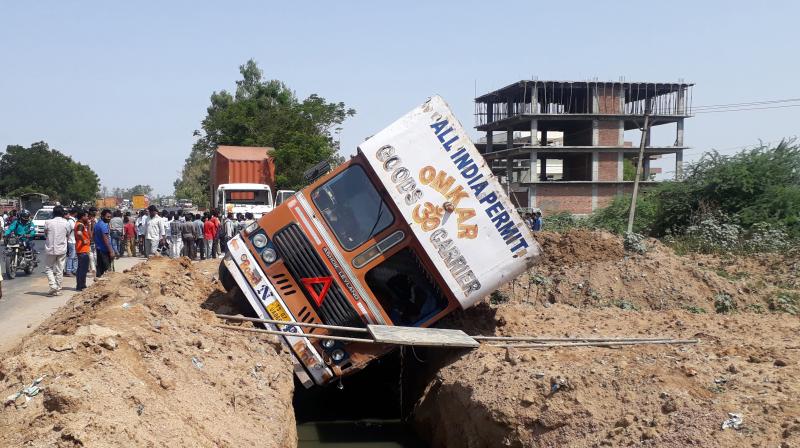 labourers died as truck overturned in madhya pradesh