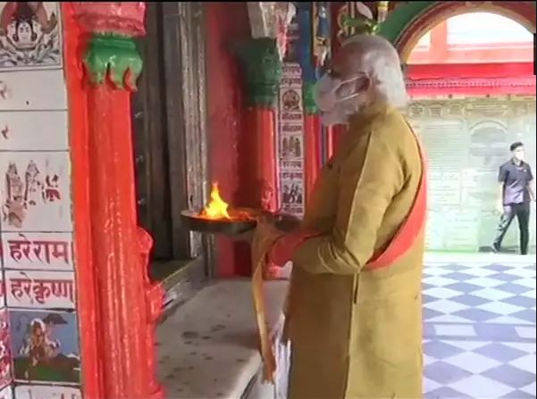 Narendra Modi reaches Ayodhya