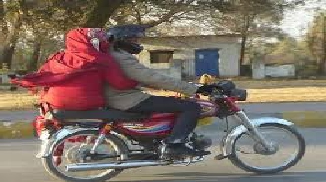 Man takes 7 months pregnant wife from Jharkhand to MP on bike