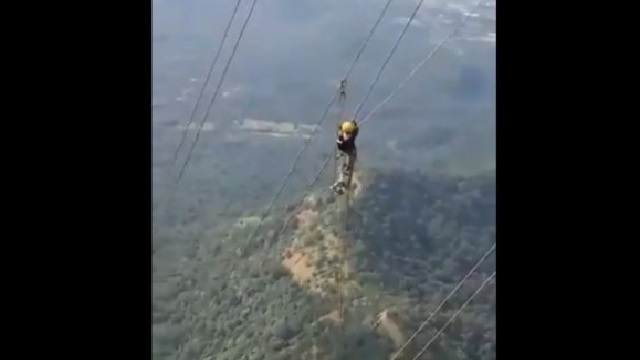 Watch how this lineman fixing high transmission at the risk of his life