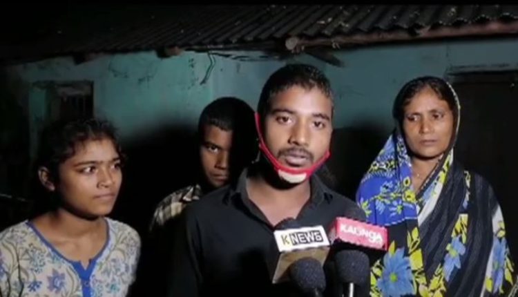 Kiss Founder Achyuta Samanta helps gupchup seller of Keonjhar Anandapur