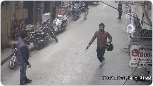 Man with gun snatches gold chain in Delhi