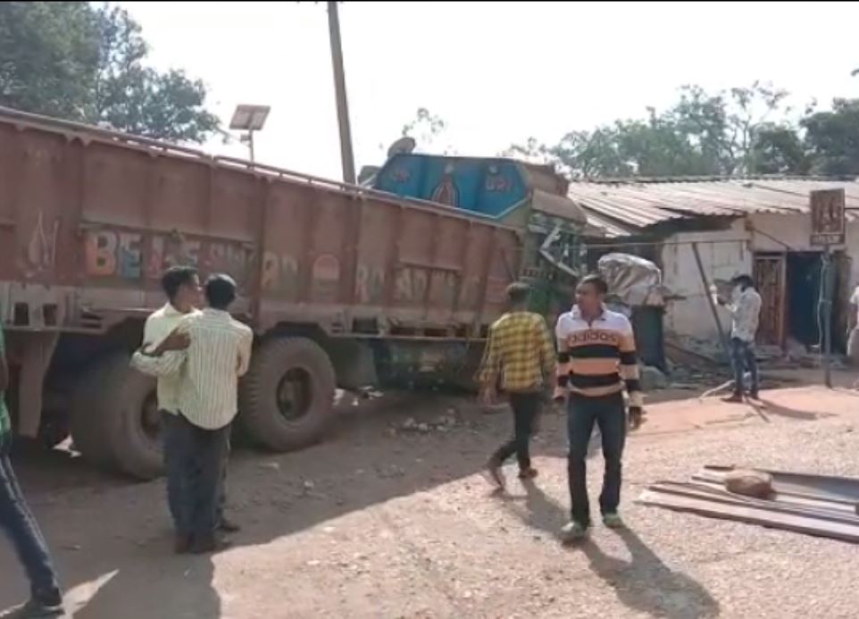 truck rams into shop in keonjhar