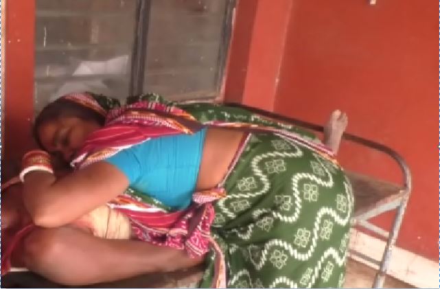labourer dies in Jajpur after falling from roof odisha