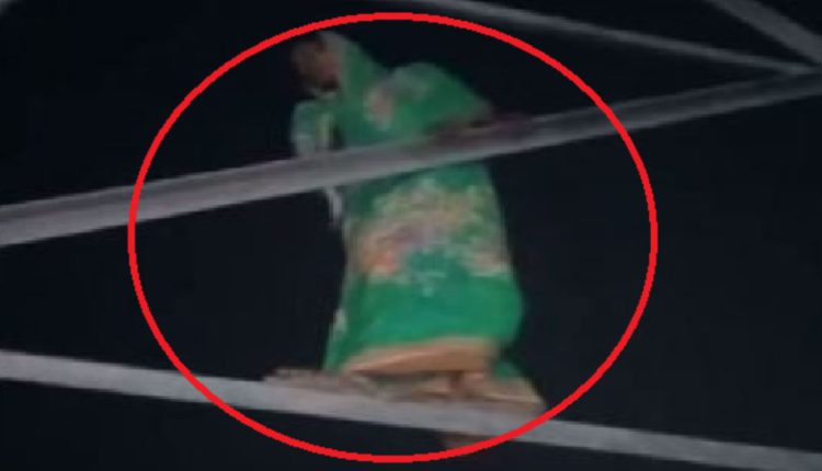 odisha woman climbs up pole