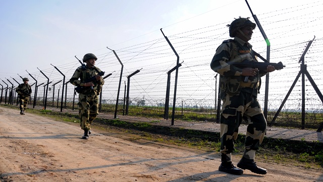 BSF foils smuggling bid along Pak border in Punjab, recovers 25kg heroin