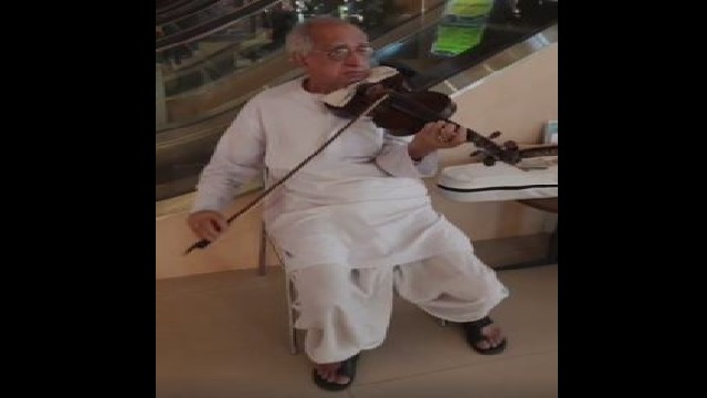 man plays violin for his wife's cancer treatment