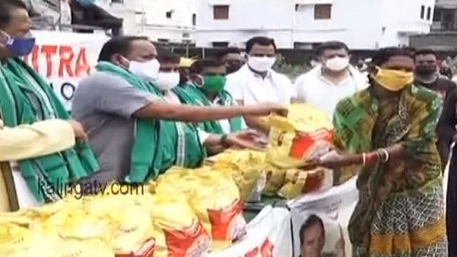 bharat masala distributes food packets